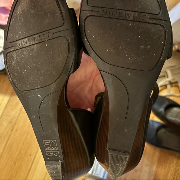 Women’s size 8 classic black heels - Picture 3 of 3